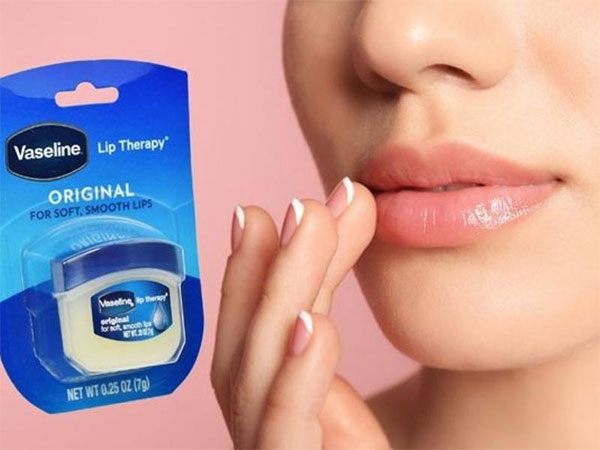 công dụng của vaseline trong tẩy tế bào chết ở môi